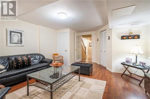 32 - 2025 Cleaver Avenue, Burlington, ON - Indoor Photo Showing Living Room