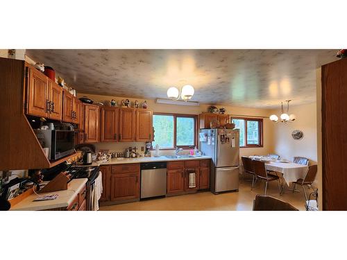 1975 Old Salmo Road, Fruitvale, BC - Indoor Photo Showing Kitchen