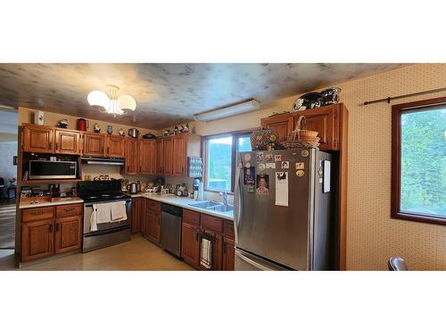 1975 Old Salmo Road, Fruitvale, BC - Indoor Photo Showing Kitchen With Double Sink