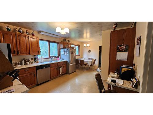 1975 Old Salmo Road, Fruitvale, BC - Indoor Photo Showing Kitchen With Double Sink