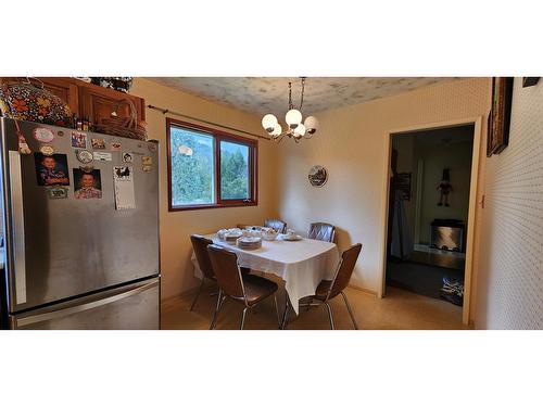 1975 Old Salmo Road, Fruitvale, BC - Indoor Photo Showing Dining Room