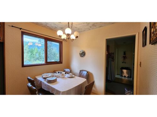 1975 Old Salmo Road, Fruitvale, BC - Indoor Photo Showing Dining Room