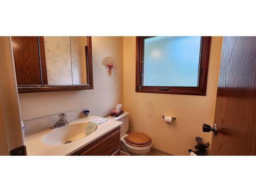 1975 Old Salmo Road, Fruitvale, BC - Indoor Photo Showing Bathroom