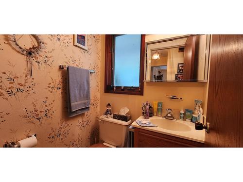 1975 Old Salmo Road, Fruitvale, BC - Indoor Photo Showing Bathroom