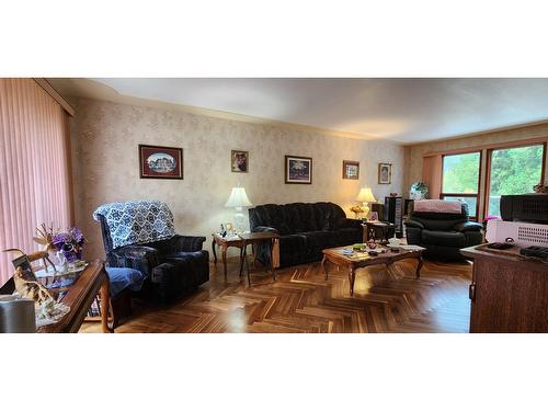 1975 Old Salmo Road, Fruitvale, BC - Indoor Photo Showing Living Room