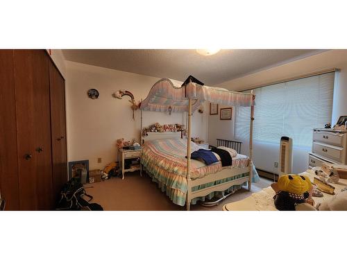 1975 Old Salmo Road, Fruitvale, BC - Indoor Photo Showing Bedroom