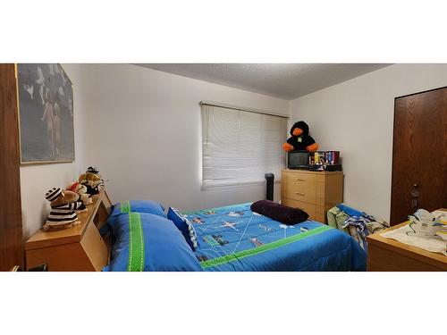 1975 Old Salmo Road, Fruitvale, BC - Indoor Photo Showing Bedroom