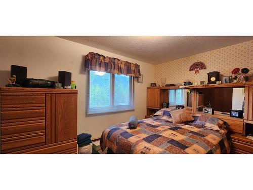 1975 Old Salmo Road, Fruitvale, BC - Indoor Photo Showing Bedroom