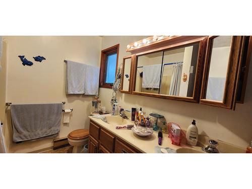 1975 Old Salmo Road, Fruitvale, BC - Indoor Photo Showing Bathroom