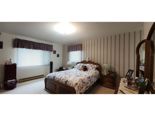 1975 Old Salmo Road, Fruitvale, BC - Indoor Photo Showing Bedroom