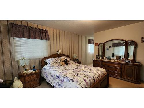 1975 Old Salmo Road, Fruitvale, BC - Indoor Photo Showing Bedroom