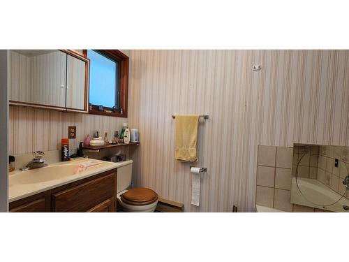 1975 Old Salmo Road, Fruitvale, BC - Indoor Photo Showing Bathroom