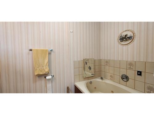 1975 Old Salmo Road, Fruitvale, BC - Indoor Photo Showing Bathroom