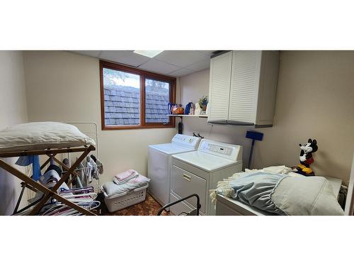 1975 Old Salmo Road, Fruitvale, BC - Indoor Photo Showing Laundry Room