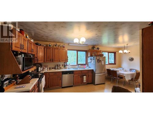 1975 Old Salmo  Road, Fruitvale, BC - Indoor Photo Showing Kitchen