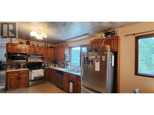 1975 Old Salmo  Road, Fruitvale, BC - Indoor Photo Showing Kitchen With Double Sink