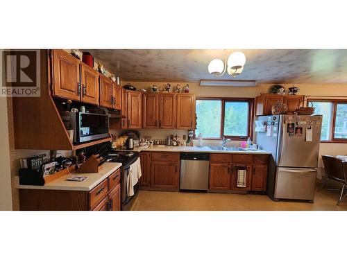 1975 Old Salmo  Road, Fruitvale, BC - Indoor Photo Showing Kitchen With Double Sink