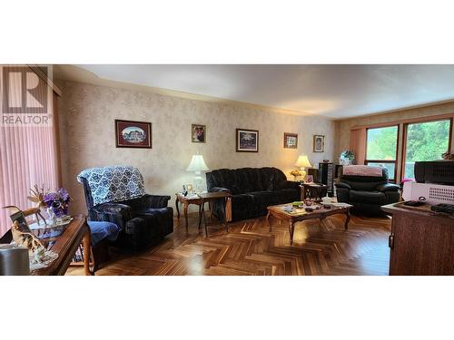 1975 Old Salmo  Road, Fruitvale, BC - Indoor Photo Showing Living Room