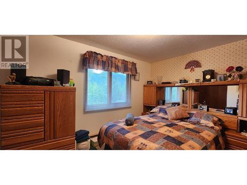 1975 Old Salmo  Road, Fruitvale, BC - Indoor Photo Showing Bedroom