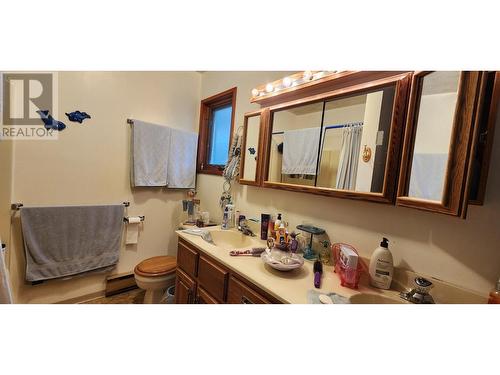 1975 Old Salmo  Road, Fruitvale, BC - Indoor Photo Showing Bathroom