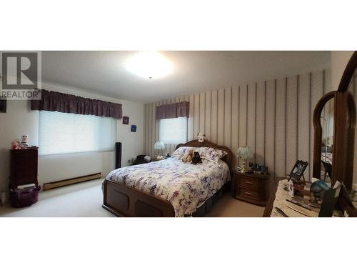 1975 Old Salmo  Road, Fruitvale, BC - Indoor Photo Showing Bedroom