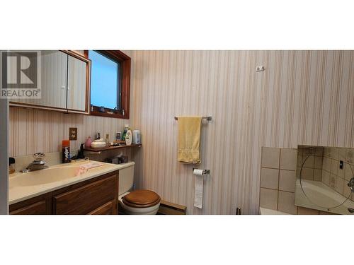 1975 Old Salmo  Road, Fruitvale, BC - Indoor Photo Showing Bathroom