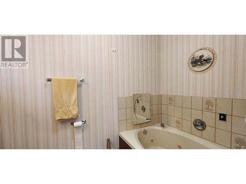 1975 Old Salmo  Road, Fruitvale, BC - Indoor Photo Showing Bathroom