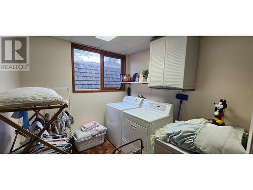 1975 Old Salmo  Road, Fruitvale, BC - Indoor Photo Showing Laundry Room