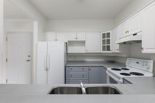 113-877 Klo Road, Kelowna, BC - Indoor Photo Showing Kitchen With Double Sink