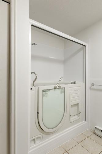 113-877 Klo Road, Kelowna, BC - Indoor Photo Showing Laundry Room