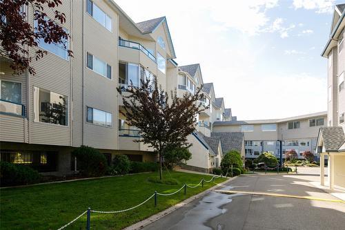 113-877 Klo Road, Kelowna, BC - Outdoor