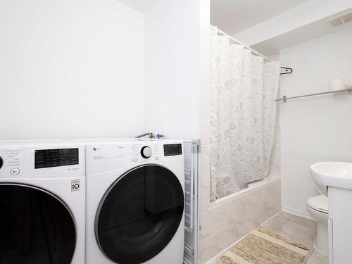 Salle de lavage - 12 Place Borduas, Sainte-Julie, QC - Indoor Photo Showing Laundry Room