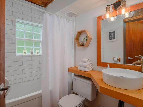 19-1002 Peninsula Rd, Ucluelet, BC - Indoor Photo Showing Bathroom