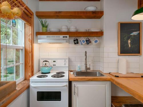 19-1002 Peninsula Rd, Ucluelet, BC - Indoor Photo Showing Kitchen