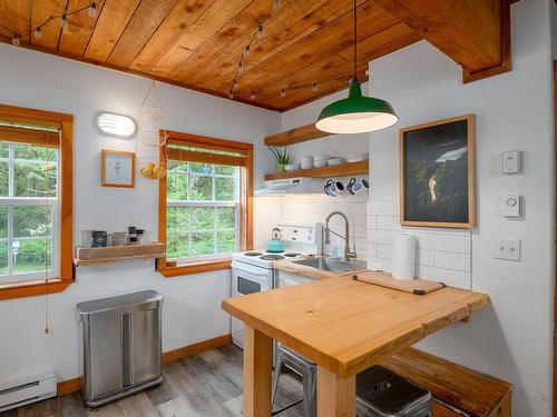 19-1002 Peninsula Rd, Ucluelet, BC - Indoor Photo Showing Kitchen