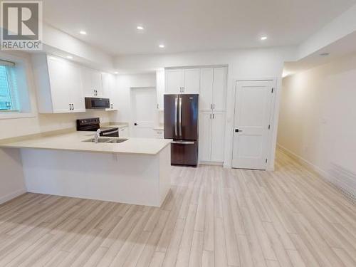 9-6730 Cranberry Street, Powell River, BC - Indoor Photo Showing Kitchen With Double Sink