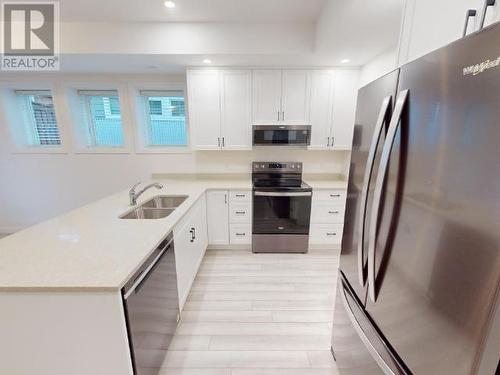 9-6730 Cranberry Street, Powell River, BC - Indoor Photo Showing Kitchen With Double Sink