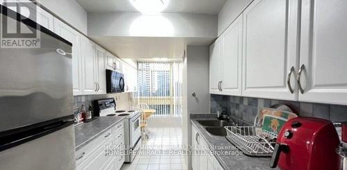 402 - 3233 Eglinton Avenue E, Toronto (Scarborough Village), ON - Indoor Photo Showing Kitchen With Double Sink