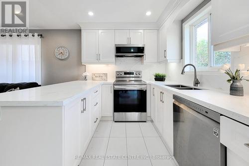 37 Foxtrot Drive, Hamilton (Stoney Creek Mountain), ON - Indoor Photo Showing Kitchen With Double Sink With Upgraded Kitchen