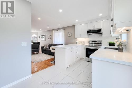 37 Foxtrot Drive, Hamilton, ON - Indoor Photo Showing Kitchen With Upgraded Kitchen