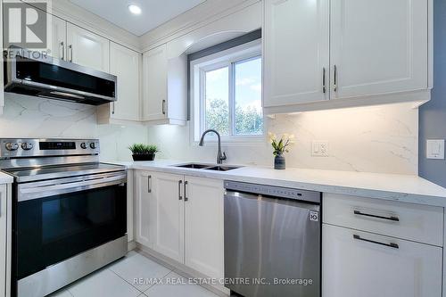 37 Foxtrot Drive, Hamilton, ON - Indoor Photo Showing Kitchen With Double Sink With Upgraded Kitchen