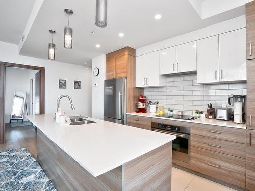 Kitchen - 419-775 Av. Plymouth, Mont-Royal, QC - Indoor Photo Showing Kitchen With Double Sink With Upgraded Kitchen