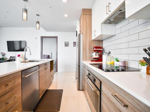 Kitchen - 419-775 Av. Plymouth, Mont-Royal, QC - Indoor Photo Showing Kitchen With Upgraded Kitchen