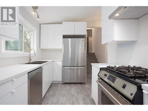 254 Terrace Drive, Kelowna, BC - Indoor Photo Showing Kitchen With Double Sink With Upgraded Kitchen