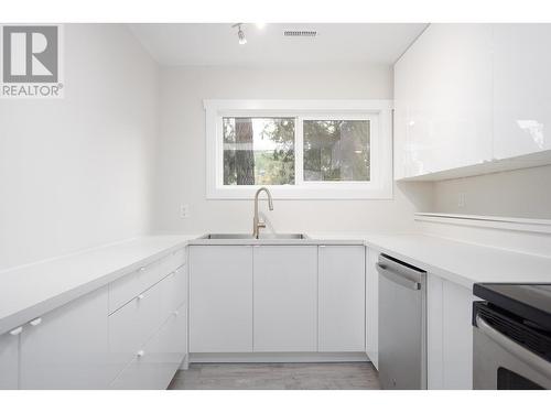 254 Terrace Drive, Kelowna, BC - Indoor Photo Showing Kitchen