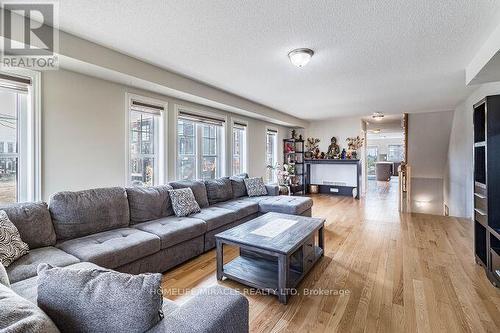 43 Finegan Circle, Brampton, ON - Indoor Photo Showing Living Room