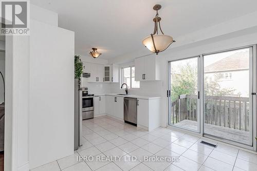 23 Hot Spring Road, Brampton (Sandringham-Wellington North), ON - Indoor Photo Showing Kitchen With Upgraded Kitchen