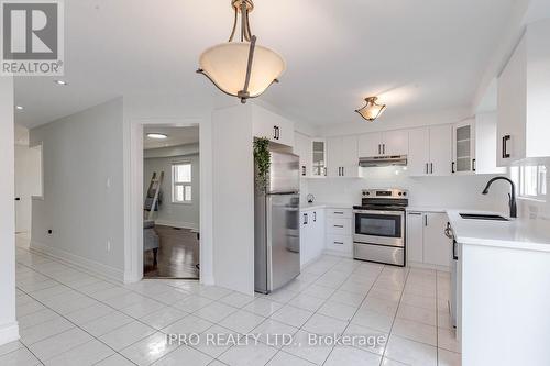 23 Hot Spring Road, Brampton (Sandringham-Wellington North), ON - Indoor Photo Showing Kitchen