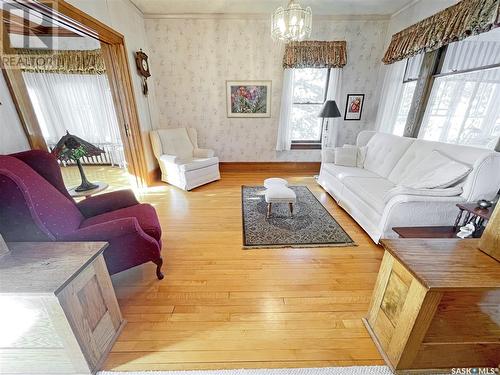 476 3Rd Avenue Ne, Swift Current, SK - Indoor Photo Showing Living Room