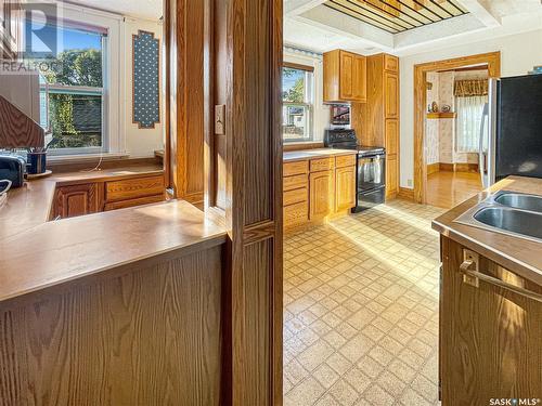 476 3Rd Avenue Ne, Swift Current, SK - Indoor Photo Showing Kitchen With Double Sink